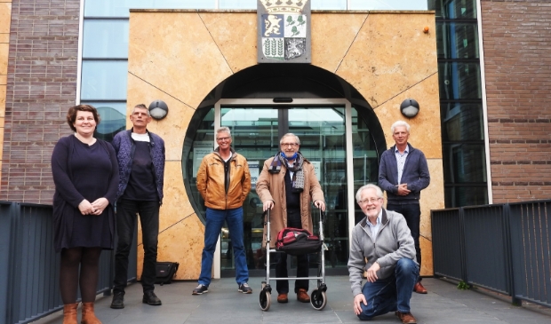 <p>Het hele bestuur zonder Bart van Hofwegen, met v.l.n.r. Kim Meijer, Willem Laan, Wim van Eunen, Bert van Diermen, Bert Meijer en Cees Hollenberg.</p>