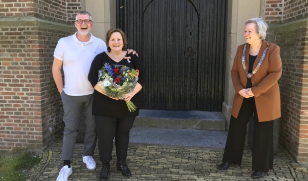 <p pstyle="PLAT">Angélique Timmer-Weisscher (midden) werd benoemd tot Lid in de Orde van Oranje-Nassau.</p>