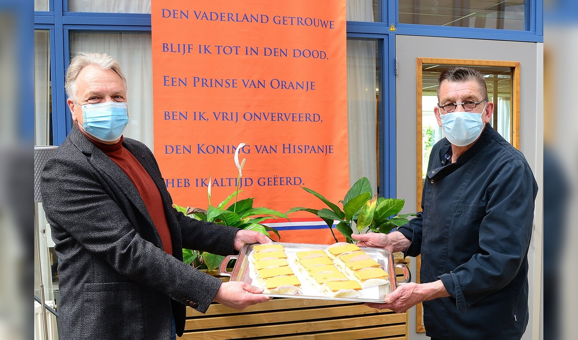 Op woonzorglocatie Schoterhof werden de tompouces door voorzitter van het Oranje Comité Frank Heerens overhandigd aan kok Evert de Boer.