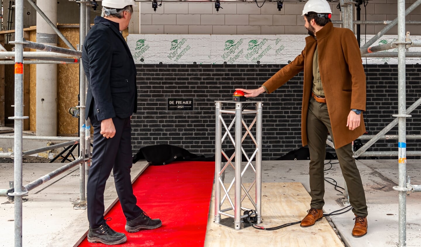 Terwijl wethouder Thijs Kroese op de knop drukt, kijkt algemeen directeur Alex Huges van Segesta toe.