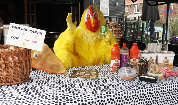 <p>De Paaskip vermaakt zich op Goede Vrijdag in het Dorpshart.</p>