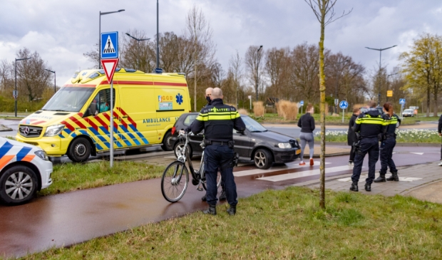 De fietser is naar het ziekenhuis vervoerd.