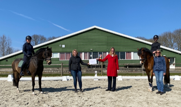 <p>Laura Brieffies, bestuurslid Tosca Mastenbroek, wethouder Simone Visser-Botman, Tess van der Plas en Paulien Brieffies (vlnr).</p>