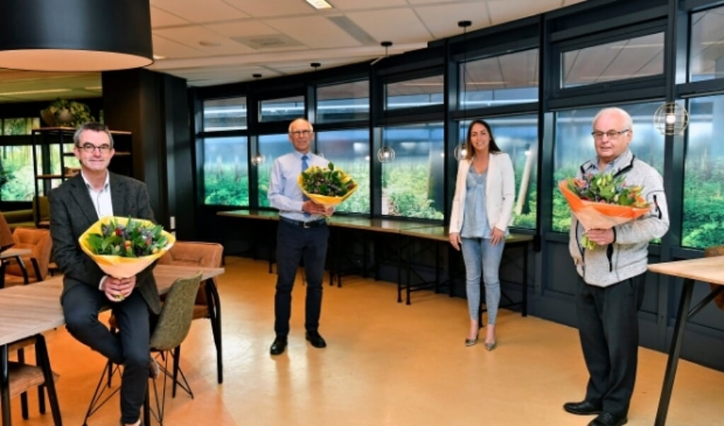 Begeleiding stichting Zorg voor elkaar: Davo van Peursen, Hans Scholten en Huibert van Eijsden met wethouder Larissa Bentvelzen