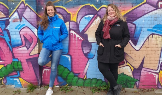 <p>Jongerenwerkers Linda de Jong (links) en Amber van der Meulen bedachten de ART wedstrijd. </p>