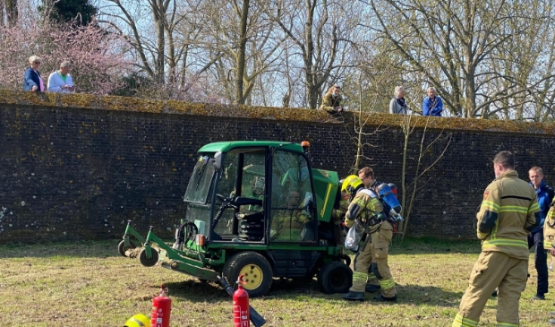 <p>Beginnende brand door oververhitte grasmaaier.</p>