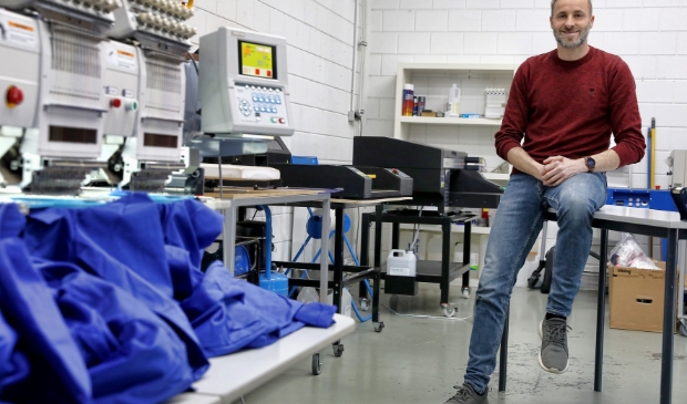 <p>Roy Halbesma voor de borduurmachines van Solidair.</p>