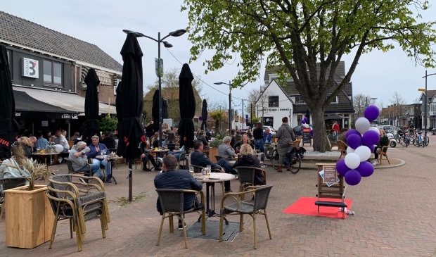 Gezellige drukte tijdens de eerste dag dat de terrassen weer open zijn.
