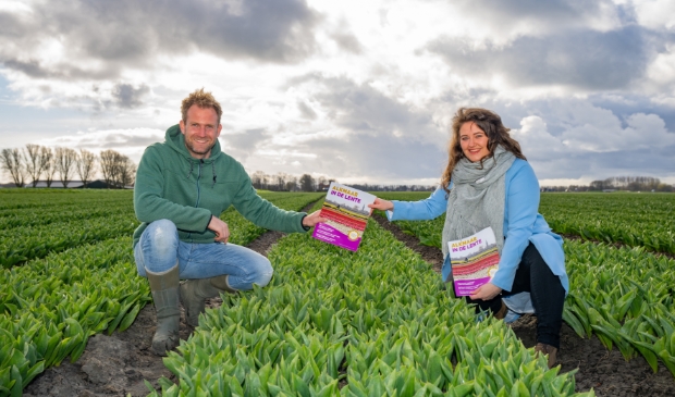 <p>Boer Tom ontvangt uit handen van hoofdredacteur Robin Pusch het eerste exemplaar. </p>