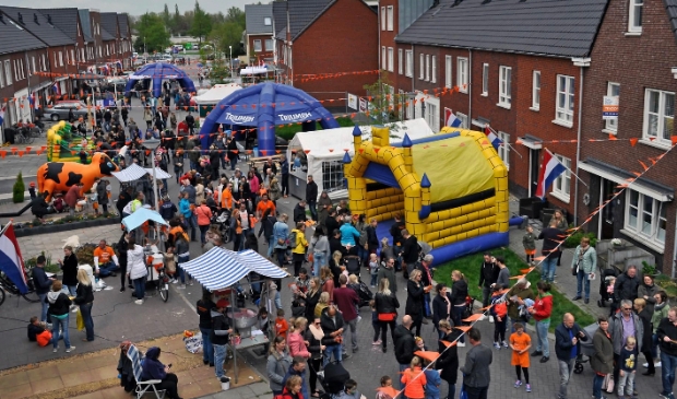 <p>Wat was het toch gezellig op Koningsdag in Wormerveer een paar jaar geleden...</p>