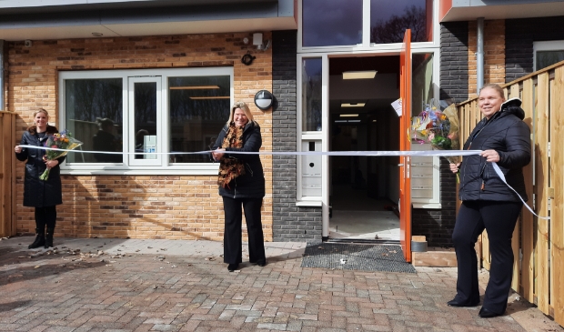 Nicole van Wijk (bestuurder Woonwaard, m) verrichtte met Tanja Stam (l) en Famke Roelfsema (clustermanagers bij Esdégé-Reigersdaal) de openingshandeling.