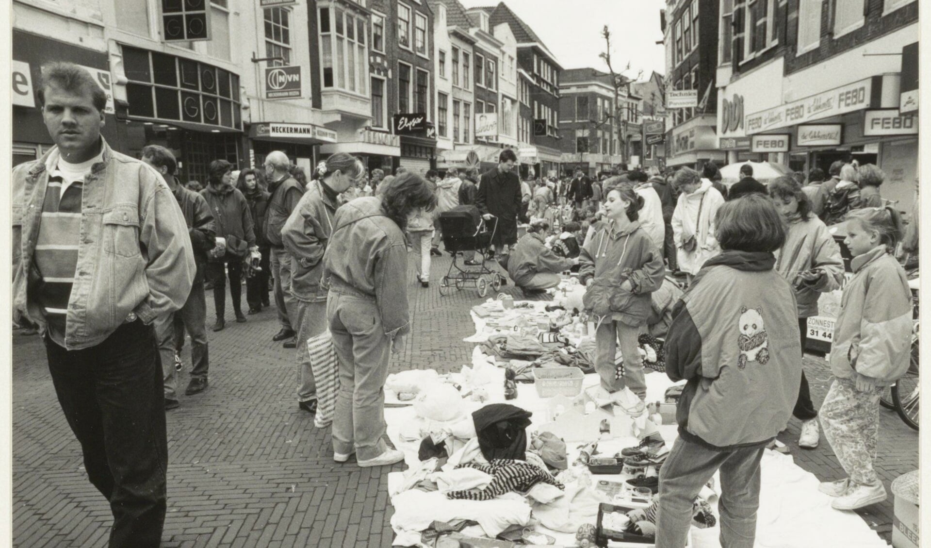 Koninginnedag in de Grote Houtstraat in 1992.
