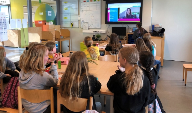 <p>Girls Day op Campus Columbus: de meiden uit de hoogste groepen doen online mee met een quiz over techniek en wetenschap.</p>