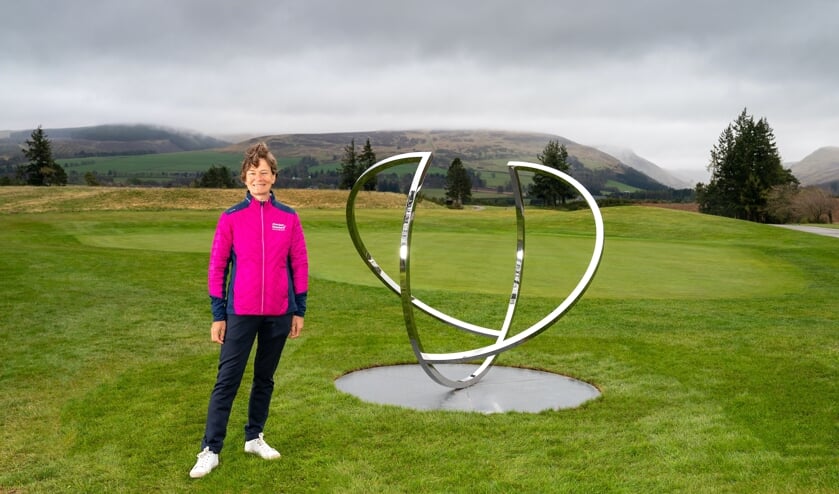 Catriona Matthew bij het kunstwerk op Gleneagles.