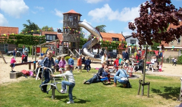 <p class="ONDERSCHRIFT" pstyle="ONDERSCHRIFT">Speeltuin Kindervreugd kleurt Koningsdag oranje. (Foto: aangeleverd)</p>