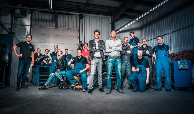 <p>Het team van schadeherstelbedrijf Roos.</p>