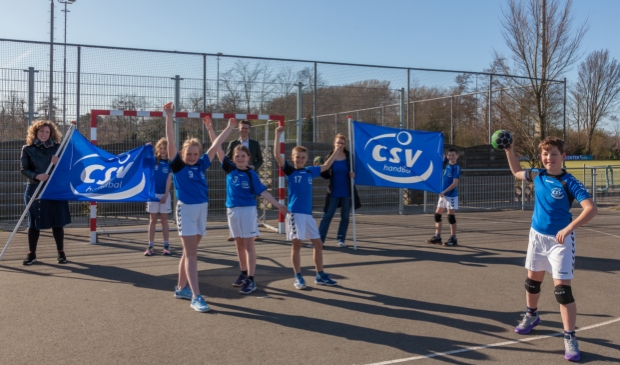 <p class="ONDERSCHRIFT" pstyle="ONDERSCHRIFT">Links bij de vlag; Anne-Marie & Merle, in het doel; Xander, jeugdleden; Noor, Jill, Max en Lars, recht bij de vlag; Natalie & Sander hebben er zin in.</p>