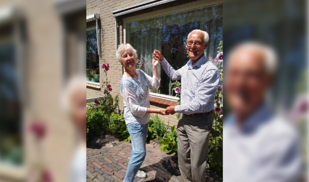 60 jaar getrouwd stel doet dansje in voortuin