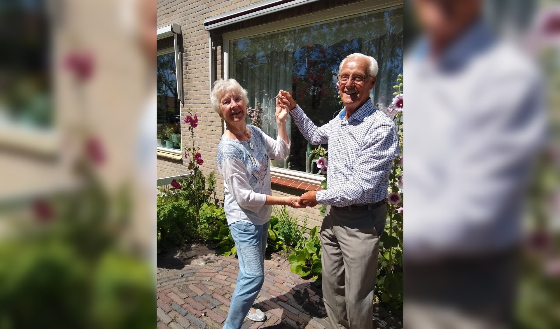 60 jaar getrouwd stel doet dansje in voortuin