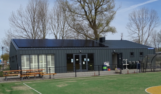 <p>De zonnepanelen liggen erop.</p>