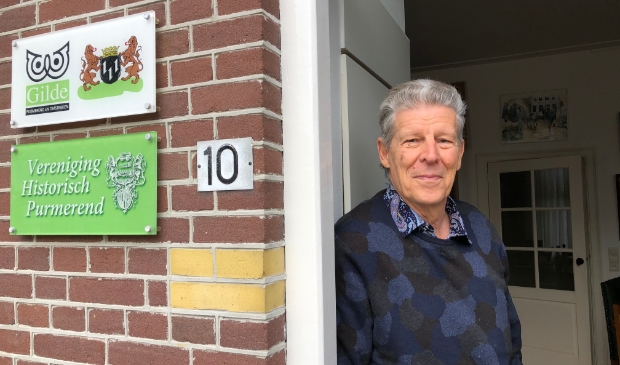 <p>Gerard Schotsman in de deuropening van het VHP-huis. </p>
