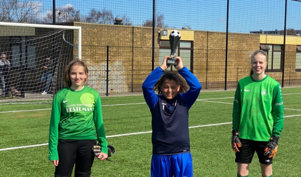 <p>DEM keepsters Ella Jenema en Danee van Balen met in het midden penaltybokaal-winnaar Desteny Verlaat. </p>