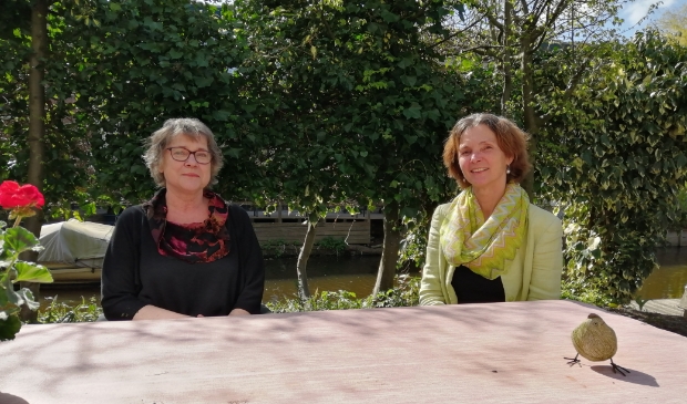 <p>Milou Mulder (links) en José Berkhof waken over Het Twiske.</p>