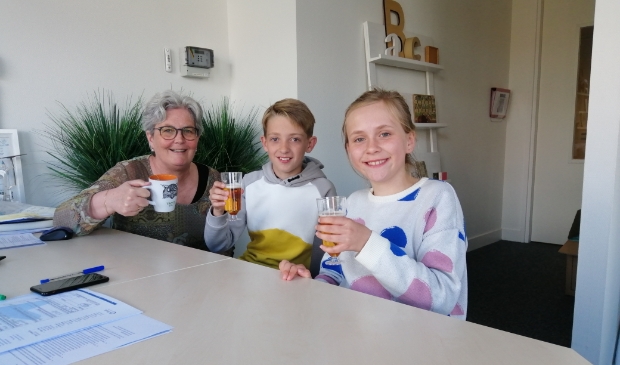 <p>Directeur Careline van der Lippe proost met Quinten en Lieve op de certificering.l</p>