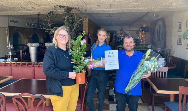 Ondernemers uit het Altongebied doneren bloemen en planten aan de plaatselijke horeca.