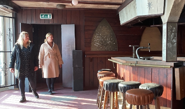 <p>Gerie en Roos, 20 jaar na de brand in café 't Hemeltje (Foto: NH Media) </p>