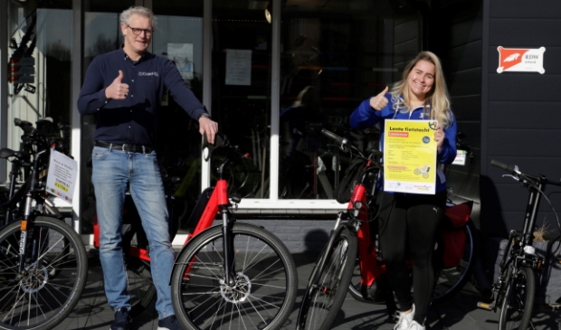 <p>René van Dongen, eigenaar The Cool Biking Company en Rachel Plaggenburg, Buurtsportcoach Team Sportservice Zaanstreek-Waterland.</p>