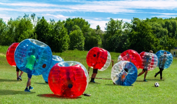 <p>Voetballen in een luchtbal. </p>