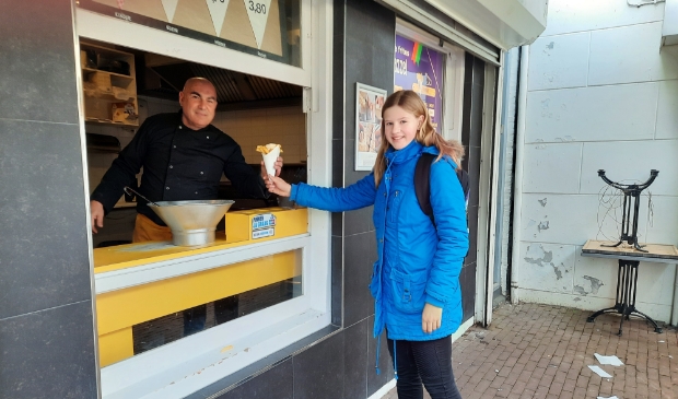 <p>Op de foto Ben van Vlaamse Frites de Mazzel en de jonge mantelzorger Morgan. </p>