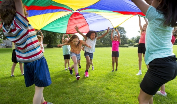 <p>Het spel met een grote gekleurde parachute kan altijd rekenen op succes. </p>