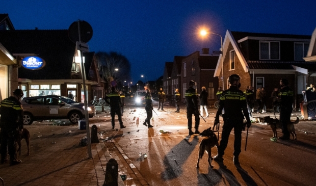 <p>De politie greep in toen het straatfeest in De Goorn uit de hand liep.</p>