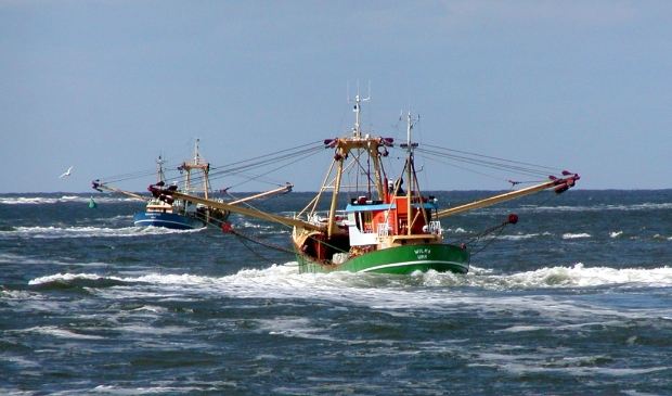 <p>Vissers uit Urk op Waddenzee in stroomgat tussen Vlieland en Terschelling.</p>