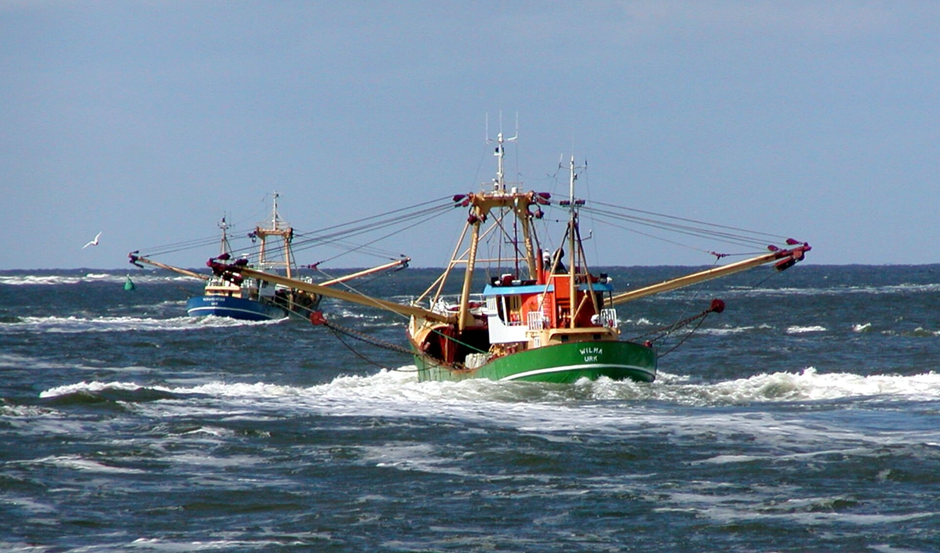 Vissers uit Urk op Waddenzee in stroomgat tussen Vlieland en Terschelling.