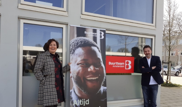 <p pstyle="PLAT">Directeur Buurtteam Amsterdam Nieuw-West, Sylvia den Hollander, en stadsdeelvoorzitter Emre Ünver bij de feestelijke start van de buurtteams.</p>