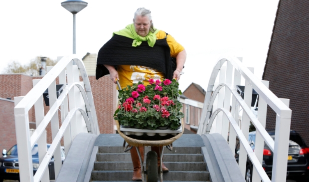 <p>Sylvia Schavemaker uit Enkhuizen: "Blij dat onze wijk op tv komt!"</p>