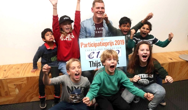 Winnaar Thijs met zijn organisatiecomité.