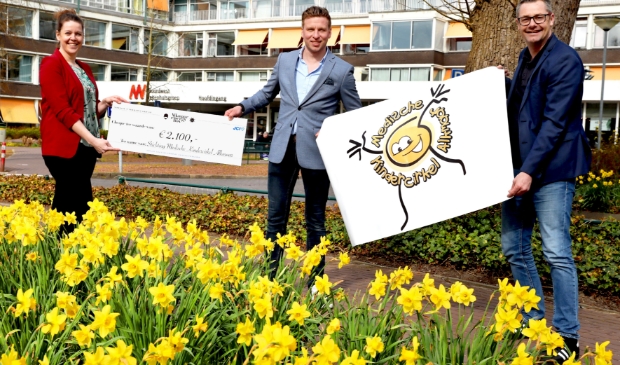 <p>Sam Piscaer overhandigt namens JCI Alkmaar een cheque aan Medische Kindercirkel Alkmaar</p>