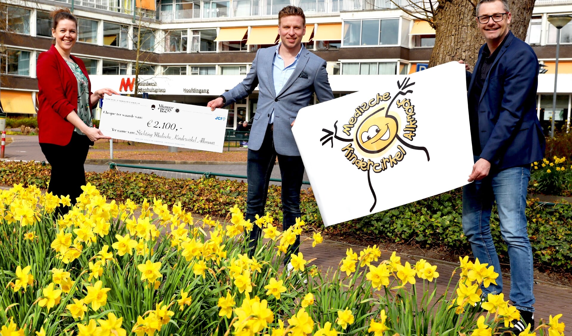 Sam Piscaer overhandigt namens JCI Alkmaar een cheque aan Medische Kindercirkel Alkmaar
