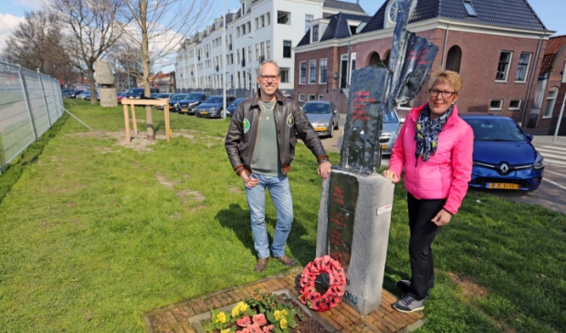 <p>Frank en Ans bij 'hun' vliegersmonument aan de Westerdijk in Hoorn. "Het is belangrijk dat er meer informatie op het monument komt te staan."</p>