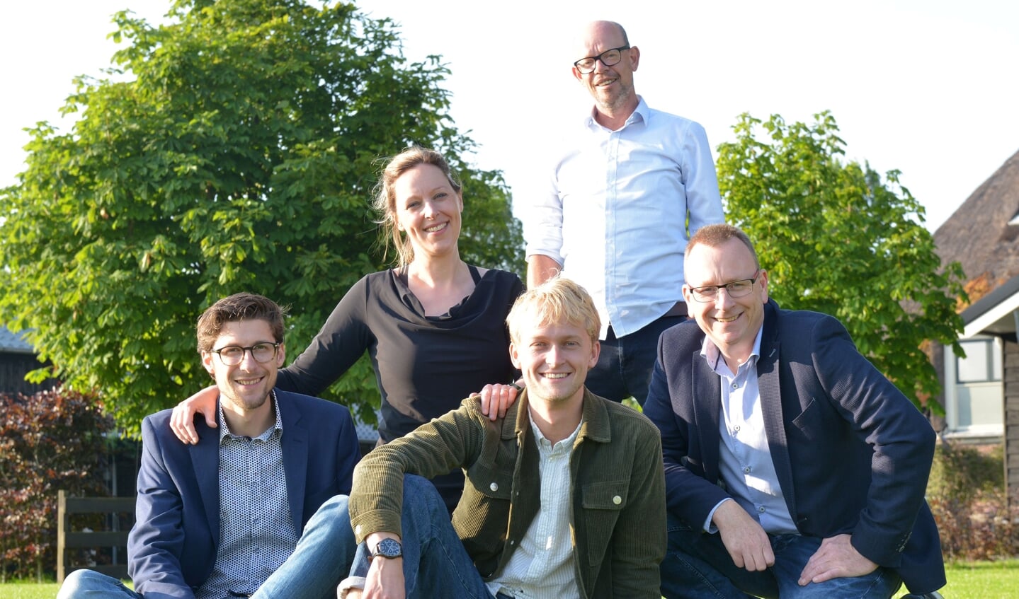 Bestuur Niels Vlaar (l), Richard Groot, Wendy Bouws-Van der Zee en Tijmen Koelemeijer (m). Staand theatermaker Tim de Haan.