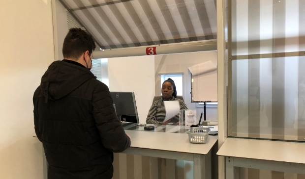 <p pstyle="PLAT">Een inwoner van Zaanstad die een paspoort ophaalt bij de balie (Burgerzaken) van het gemeentehuis.</p>