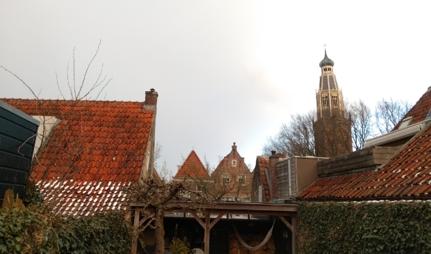 <p>Sneeuwplaatje met Zuiderkerktoren: 6 april 2021</p>