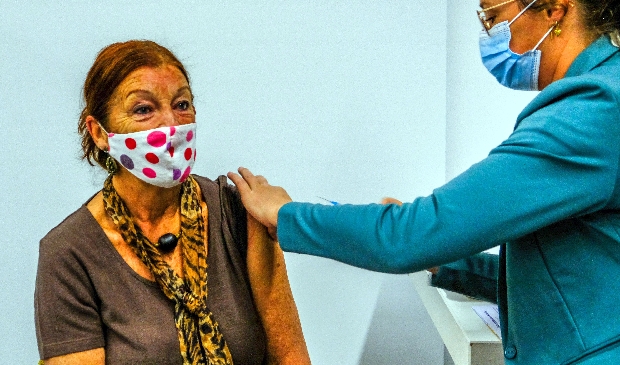 <p>Adri de Beer krijgt in Uitgeest de eerste vaccinatie.</p>