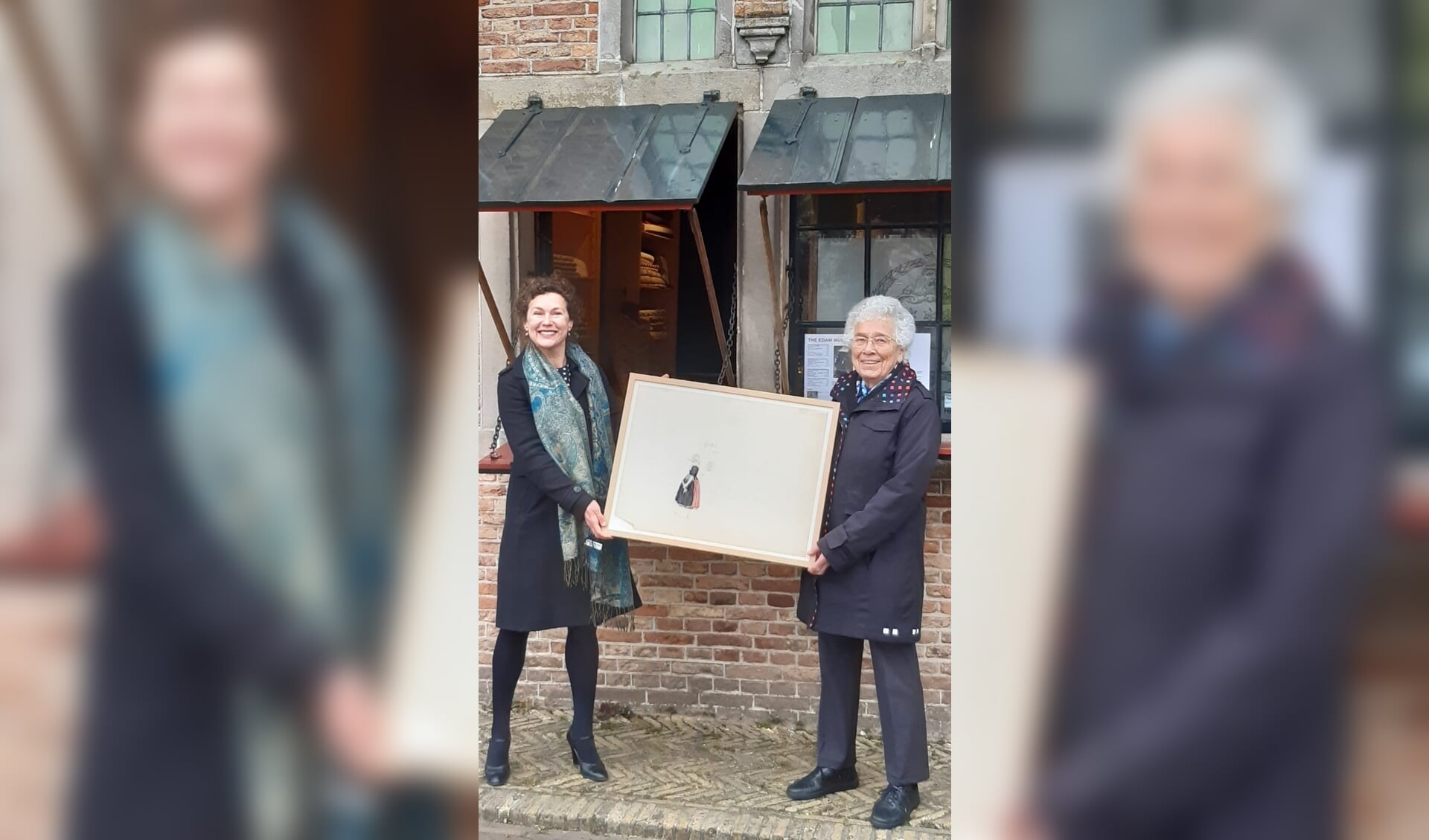 Conservator Julie Hengeveld en mevrouw Van Erp Taalman Kip-Nieuwenkamp, kleindochter van W.O.J. Nieuwenkamp laten een van de tekeningen van W.O.J. Nieuwenkamp zien. 