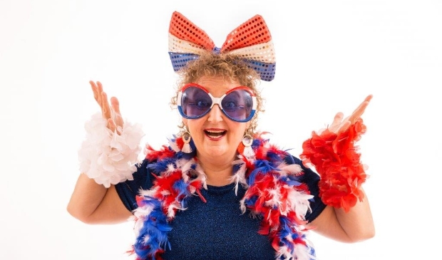 <p>Theatermaakster Sylvia Wardenaar legt de challenges uit door middel van filmpjes.</p>