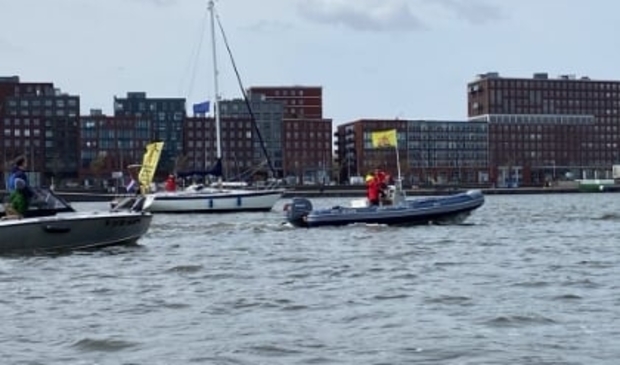 <p>Protest op het IJmeer.</p>